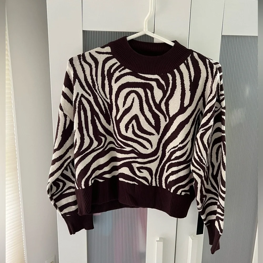 NWT Carbon38 Women’s Zebra Jacquard Crop Sweater Size Small - Picture 3 of 7